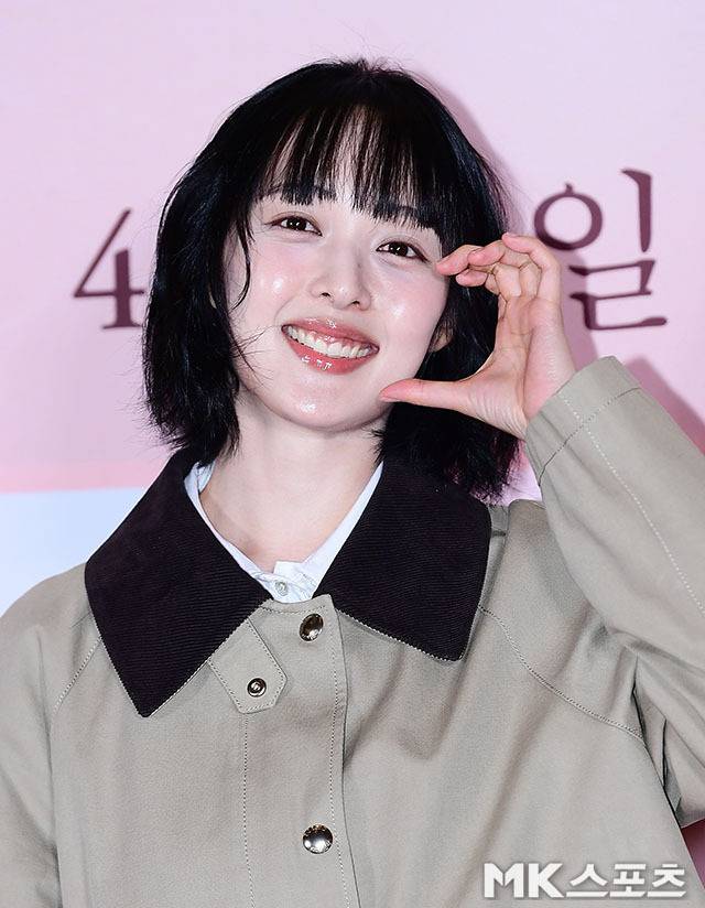 단정하게 정돈된 잔 웨이브 단발 헤어와 은은한 메이크업은 김보라의 청초한 매력을 한층 부각시켰다. 사진=김영구 기자