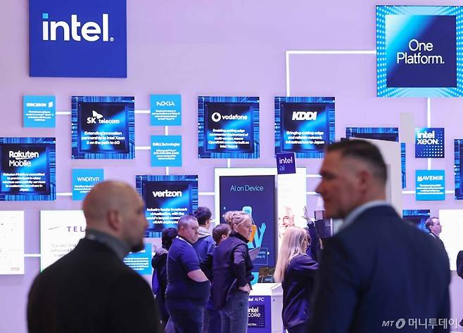 지난 3월6일(현지시간) 스페인 바르셀로나 피라 그란 비아 전시장에서 열린 '모바일 월드 콩그레스(MWC) 2025'를 찾은 관람객들이 인텔 부스를 방문해 AI 기술 등을 체험하고 있다. /사진=뉴스1