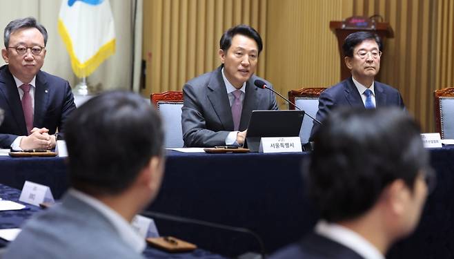 오세훈 서울시장이 25일 오전 서울 중구 서울시청에서 열린 서울배달+ 땡겨요 활성화를 위한 '서울배달+ 가격제' 치킨프랜차이즈 도입 상생 협약식에서 인사말을 하고 있다. /사진=뉴시스