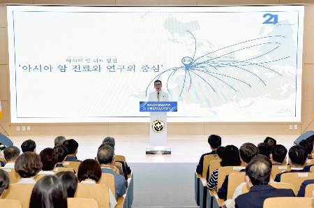 민정준 화순전남대병원장이 24일 열린 21주년 기념식에서 미래 비전에 대해 이야기하고 있다./사진=화순전남대병원
