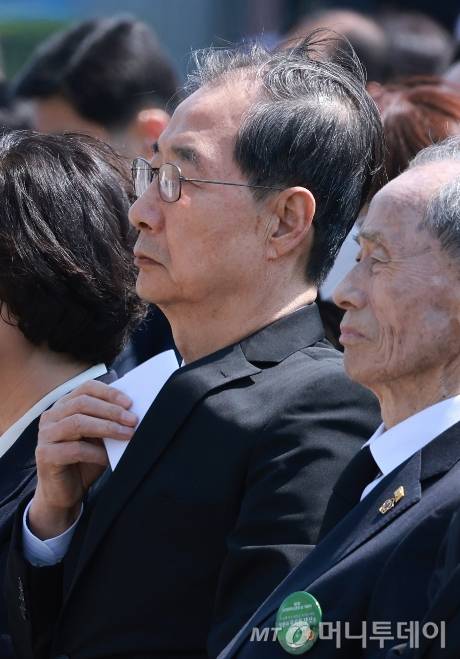 [대전=뉴시스] 고범준 기자 = 한덕수 대통령 권한대행 국무총리가 25일 대전 유성구 국립대전현충원에서 열린 제2회 순직의무군경의 날 기념식에서 기념사 연설문을 꺼내고 있다. (대통령실통신사진기자단) 2025.04.25. bjko@newsis.com /사진=