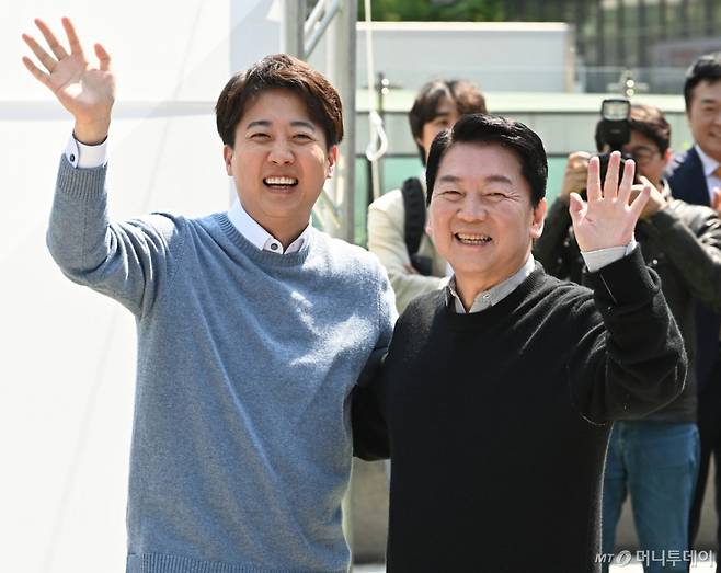 [성남=뉴시스] 김종택 기자 = 안철수 국민의힘 대선 경선 후보와 이준석 개혁신당 대선 후보가 25일 경기 성남시 판교 테크노밸리 광장에서 'AI 과학기술 패권'을 주제로 열린 단비토크에 앞서 손을 흔들고 있다. 2025.04.25. jtk@newsis.com /사진=김종택