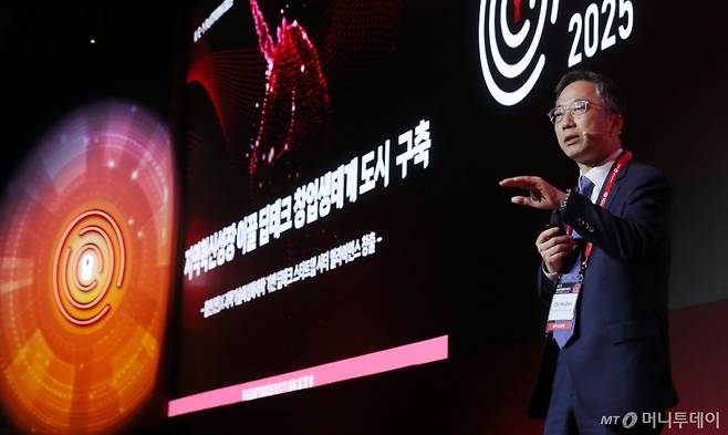 최치호 한국과학기술지주 대표이사가 25일 영등포구 콘래드 서울 호텔에서 머니투데이 주최로 진행된 '2025 키플랫폼' 특별세션3에서 '지역혁신성장을 위한 딥테크창업생태계 전환 방안-공공연구기관기반 미래전략산업 중심 혁신 생태계전환'에 대해 발표하고 있다. /사진=김창현