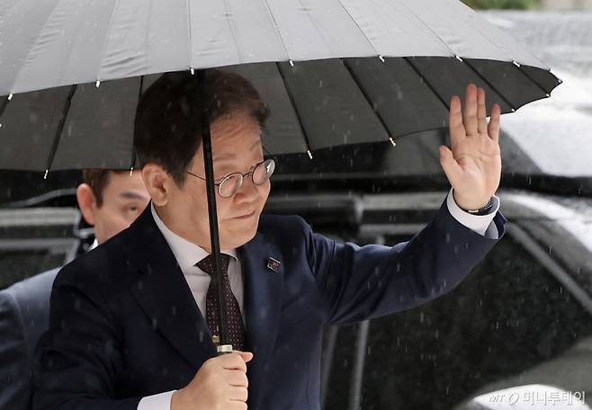 (서울=뉴스1) 오대일 기자 = 대권 도전에 나선 이재명 더불어민주당 전 대표가 22일 오전 서울 서초구 서울중앙지방법원에서 열린 '대장동 배임 및 성남FC 뇌물' 1심 속행 공판에 출석하며 지지자들에게 손인사를 하고 있다. 2025.4.22/뉴스1  Copyright (C) 뉴스1. All rights reserved. 무단 전재 및 재배포,  AI학습 이용 금지. /사진=(서울=뉴스1) 오대일 기자