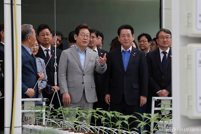 (나주=뉴스1) 김태성 기자 = 이재명 더불어민주당 대선 경선 후보가 25일 전남농업기술원에서 농업과학기술진흥 간담회를 갖고 에너지자립형 온실을 둘러보고 있다. 2025.4.25/뉴스1  Copyright (C) 뉴스1. All rights reserved. 무단 전재 및 재배포,  AI학습 이용 금지. /사진=(나주=뉴스1) 김태성 기자