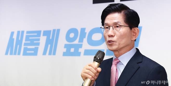 (서울=뉴스1) 김민지 기자 = 김문수 국민의힘 대선 경선 후보가 22일 오전 서울 여의도 선거사무소에서 청년을 위한 3대 부동산 공약 발표를 하고 있다. 2025.4.22/뉴스1  Copyright (C) 뉴스1. All rights reserved. 무단 전재 및 재배포,  AI학습 이용 금지. /사진=(서울=뉴스1) 김민지 기자