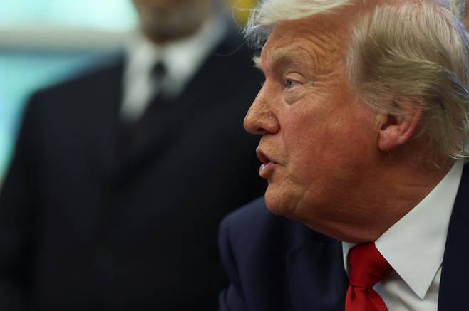 도널드 트럼프 미국 대통령이 23일(현지시각) 미국 워싱턴 DC 백악관 집무실에서 행정명령에 서명하는 행사에서 연설하는 모습. /사진=로이터