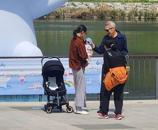 홍상수 감독과의 득남 소식을 알린 배우 김민희가 신생아 아들과 외출한 모습이 포착됐다.  /사진=온라인커뮤니티