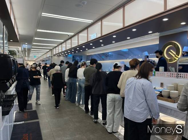 고물가 시대, 외식비 부담이 커지면서 가성비와 맛을 중요시 여기는 소비자들이 늘고 있다. 지난 24일 경기 안산시 단원구 쿠우쿠우 골드 안산점 신선코너에서 고객들이 음식을 담기 위해 줄을 서서 기다리고 있다. /사진=차봉주 기자