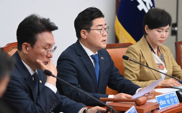 민주 최고위　 박찬대(가운데) 더불어민주당 대표 직무대행 겸 원내대표가 25일 오전 국회에서 열린 최고위원회의에서 발언하고 있다.  박윤슬 기자