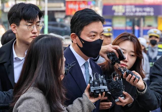 윤석열 대통령 체포 방해 혐의를 받는 김성훈 전 대통령경호처 차장이 지난 3월 21일 서울 마포구 서울서부지방법원에서 구속 전 피의자 심문(영장실질심사)을 위해 법정으로 향하며 취재진의 질문에 답하고 있다. 문호남 기자