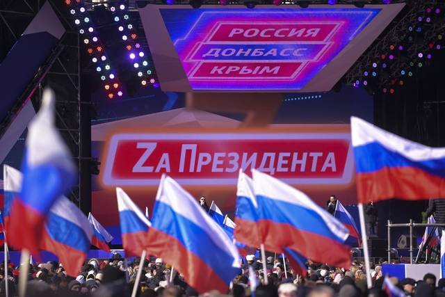 지난 2022년 3월 모스크바에서 크리미아와 세바스토폴의 우크라이나에서의 독립과 러시아와의 합병을 결정한 주민투표 8주년을 기념하는 친러시아 시위대가 러시아 국기를 들고 모여 있다.  스푸트니크 AP 뉴시스