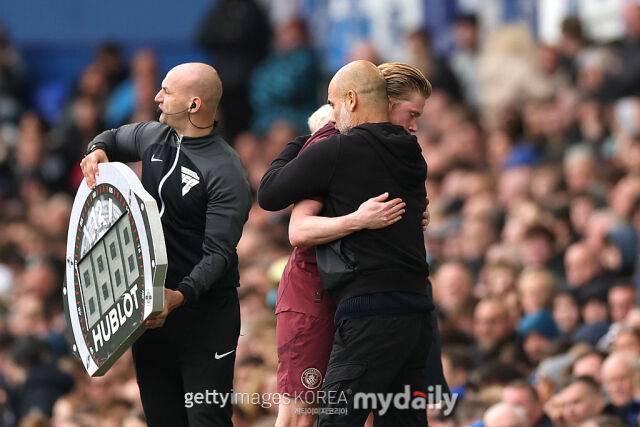 맨시티 주장 케빈 더 브라위너와 감독 펩 과르디올라./게티이미지코리아