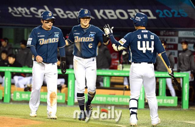 2025년 4월 24일 오후 서울 잠실구장에 진행된 '2025 신한 SOL뱅크 KBO 리그' NC 다이노스와 LG 트윈스의 경기.NC 3루 주자 박민우와 2루 주자 권희동이 4회초 1사 2.3루서 서호철의 2타점 적시타 때 홈을 밟고 기뻐하고 있다./잠실=유진형 기자