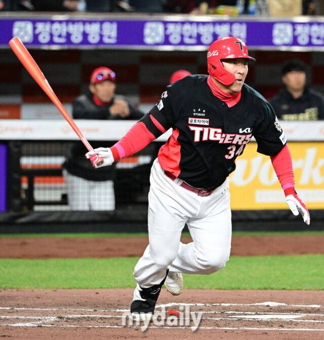 2025년 3월 28일 오후 대전 한화생명 볼파크에서 진행된 '2025 신한 SOL뱅크 KBO 리그' KIA 타이거즈와 한화 이글스의 경기. KIA 최형우가 4회초 1사 후 2루타를 치고 있다./대전=유진형 기자 zolong@mydaily.co.kr