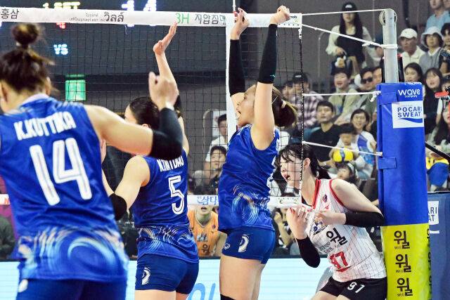 태국 올스타 타나차가 강소휘의 블로킹을 피해 득점을 올린 뒤 기뻐하고 있다. / 한국배구연맹(KOVO)
