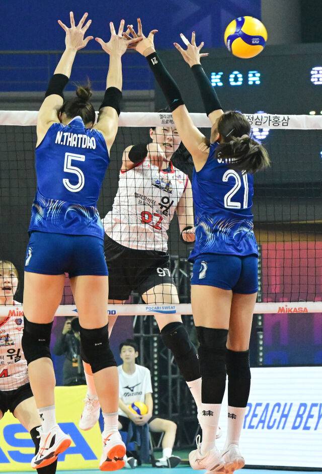 한국도로공사에서 같이 뛰는 강소휘와 타나차가 상대팀 주장으로 만나 격돌하고 있다. / 한국배구연맹(KOVO)