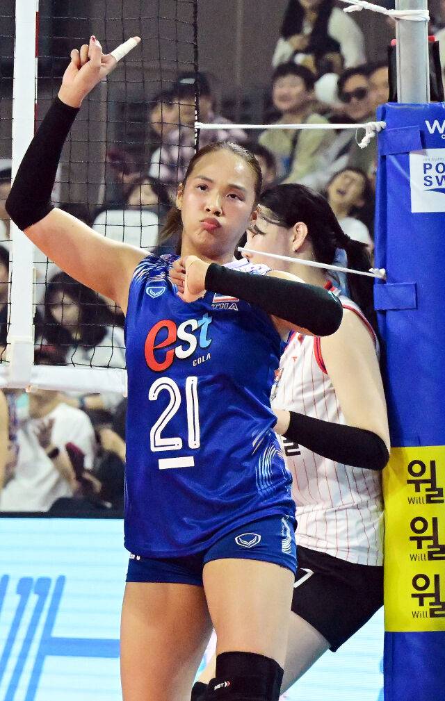 환호하는 타나차와 고개숙인 강소휘의 모습이 대조적이다. / 한국배구연맹(KOVO)