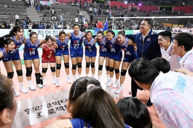 태국 올스타 감독과 선수들이 경기에서 승리한 뒤 어깨동무를 하며 기뻐하고 있다. / 한국배구연맹(KOVO)