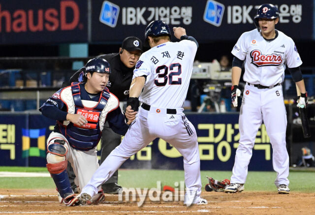 2025년 4월 25일 오후 서울 잠실구장에 진행된 '2025 신한 SOL뱅크 KBO 리그' 롯데 자이언츠와 두산 베어스의 경기.두산 1루 주자 김재환이 6회말 1사 1.2루서 강승호의 안타 때 홈에서 아웃되고 있다./잠실=유진형 기자