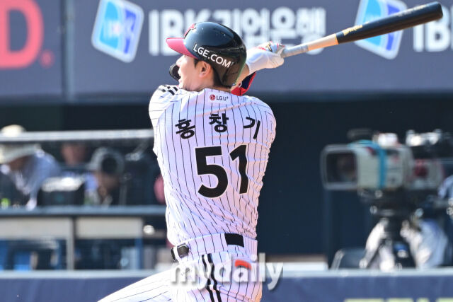 22일 서울 잠실야구장에서 열린 '2025 신한 SOL BANK KBO리그' 롯데 자이언츠와 LG 트윈스 개막전. LG 홍창기가 3회말 2사 2-3루에 2타점 2루타를 치고 있다./마이데일리