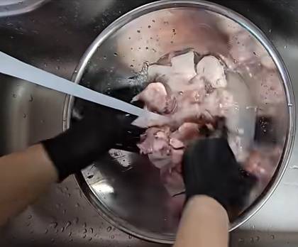 생닭을 물에 씻고 있는 모습 [유튜브 포켓생물]