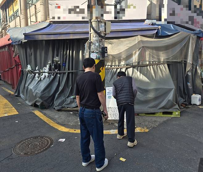 24일 서울 강북구 미아역 인근의 한 마트를 지나가던 시민들이 바라보고 있다.  23일 해당 마트 앞에서 흉기난동이 벌어져 1명이 숨지고 1명이 다쳤다. 김도윤 기자.