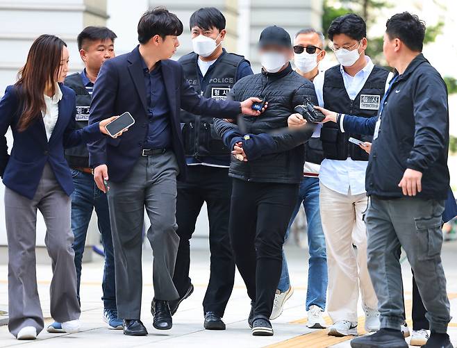 서울 미아동 마트에 흉기 난동을 부려 60대 손님을 숨지게 하고, 40대 종업원을 다치게 한 A씨가 24일 구속 전 피의자심문(영장실질심사)을 위해 서울 도봉구 서울북부지법으로 출석하고 있다. [연합]