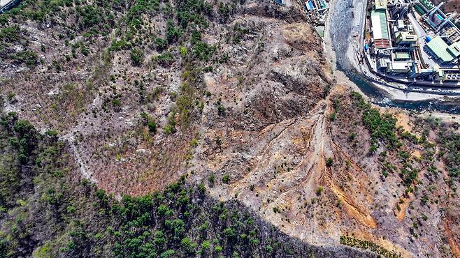 24일 오전 경북 봉화군 석포면 영풍 석포제련소 일대 모습. 1공장 뒤편 야산이 헐벗은 모습을 보이고 있으나 곳곳에 푸른잎이 다시 피어나고 있다. 봉화=임세준 기자