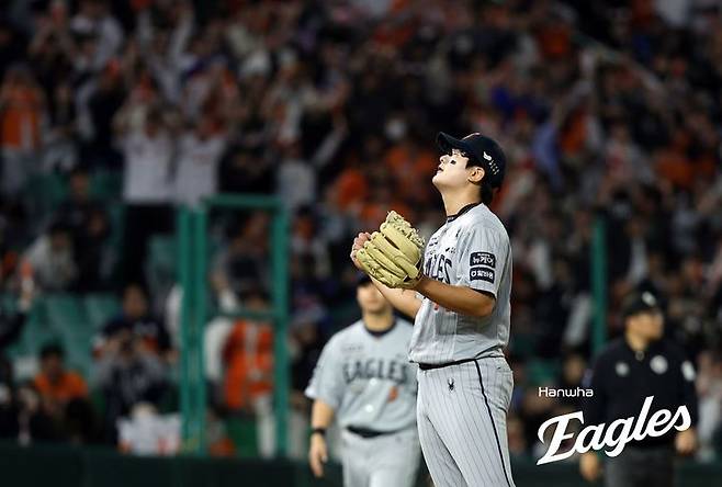 [서울=뉴시스] 프로야구 한화 이글스 김서현이 지난 17일 인천 SSG랜더스필드에서 열린 2025 신한 쏠뱅크 KBO리그 SSG 랜더스와의 경기에 등판해 아웃카운트를 잡은 뒤 안도하고 있다. (사진=한화 이글스 제공) 2025.04.17. *재판매 및 DB 금지