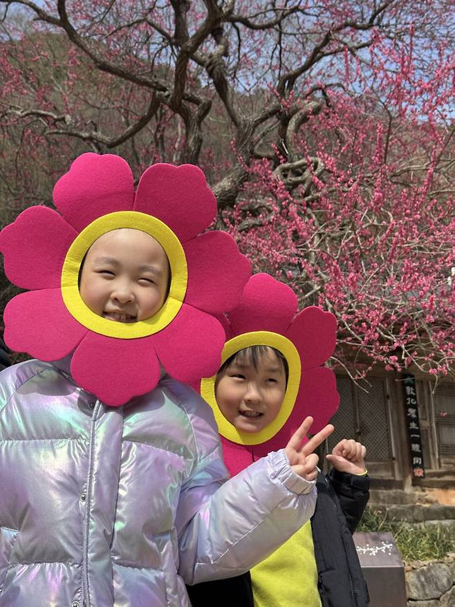 [서울=뉴시스] 대한불교조계종 19교구 지리산대화엄사 교구장 덕문스님은 25일 2025 제5회 화엄사 홍매화·들매화 사진 콘테스트의 응모작 심사 결과 수상작을 발표했다.이번 콘테스트는 '화엄! 홍매화의 향기를 머금고'라는 주제로 진행되었다. 사진 콘테스트 응모작은 총 1178점(전문작가 부문 493점, 휴대폰 카메라 부문 685점)이 접수되었다. 시상식은 오는 5월 5일 오전 10시다. 사진은 휴대폰카메라사진부문 최우수상 수상작인 최석민 '나도 홍매화다!'. (사진=화엄사 제공) 2025.04.25. photo@newsis.com *재판매 및 DB 금지