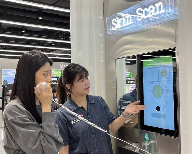 [서울=뉴시스] CJ올리브영(올리브영)이 올해 연말까지 전국 주요 상권 내 중대형 매장 100여 곳에 '체험형 뷰티 서비스'를 단계적으로 확대한다고 25일 밝혔다. (사진=올리브영 제공) *재판매 및 DB 금지