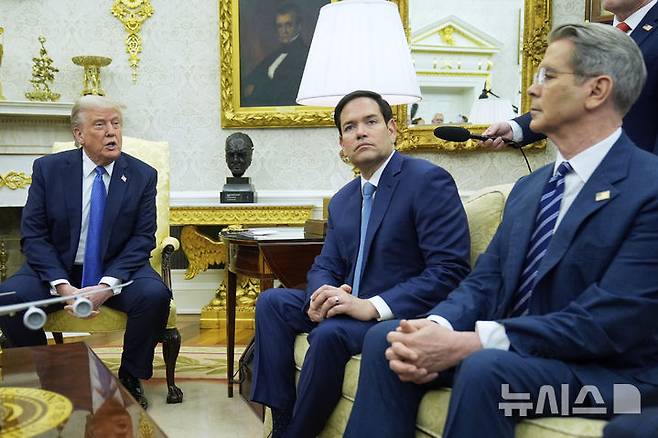 [워싱턴=AP/뉴시스]스콧 베선트 미국 재무장관(오른쪽)이 24일(현지 시간) 백악관 집무실에서 도널드 트럼프(왼쪽) 대통령 발언을 듣고 있다. 2025.04.25.