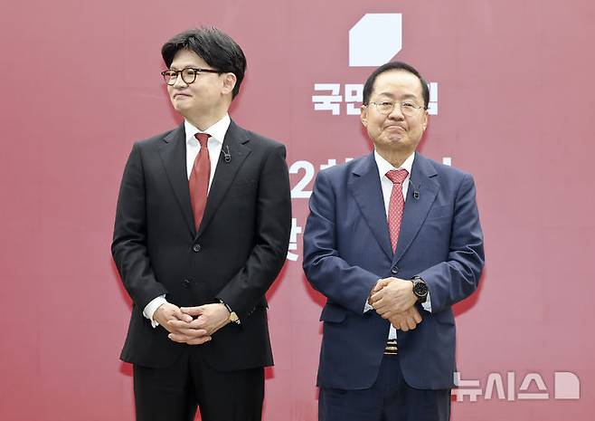 [서울=뉴시스] 국회사진기자단 = 한동훈(왼쪽), 홍준표 제21대 대통령 선거 국민의힘 경선 후보가 23일 오후 서울 여의도 국민의힘 중앙당사에서 열린 2차 경선토론회 미디어데이에서 맞수토론 상대로 결정된 뒤 기념촬영하고 있다. 2025.04.23. photo@newsis.com