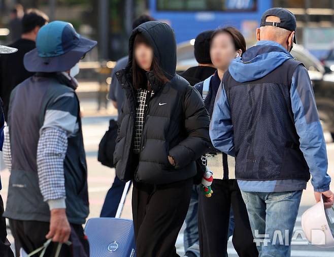 [서울=뉴시스] 이영환 기자 = 아침 기온이 떨어지며 비교적 쌀쌀한 날씨를 보인 25일 오전 서울 종로구 광화문네거리에서 외투를 걸친 시민들이 이동하고 있다. 2025.04.25. 20hwan@newsis.com