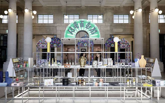 [서울=뉴시스] 최동준 기자 = 25일 서울 중구 문화역서울284에서 '서울백화점  Local to Seoul 100 Diaries' 전시가 열리고 있다.문화체육관광부와 한국공예·디자인문화진흥원이 구 서울역 개장 100주년을 기념해 마련한 이번 전시는 전국 각지의 생활문화 브랜드 100여 개를 한자리에 모아 지역 고유의 맛, 멋, 놀이 문화를 체험할 수 있도록 기획됐다. 2025.04.25. photocdj@newsis.com