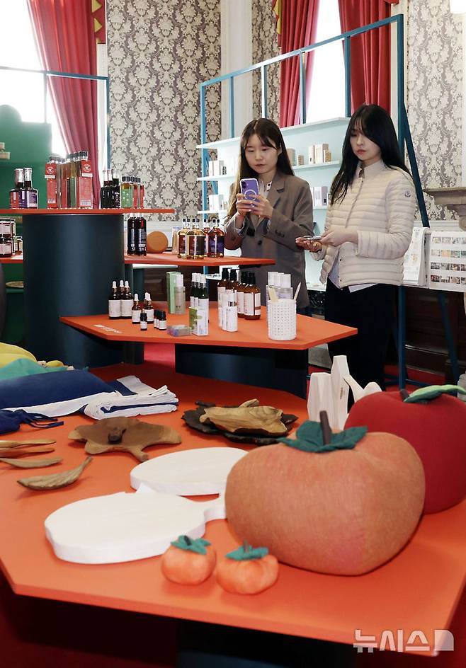 [서울=뉴시스] 최동준 기자 = 25일 서울 중구 문화역서울284에서 '서울백화점  Local to Seoul 100 Diaries' 전시가 열리고 있다.문화체육관광부와 한국공예·디자인문화진흥원이 구 서울역 개장 100주년을 기념해 마련한 이번 전시는 전국 각지의 생활문화 브랜드 100여 개를 한자리에 모아 지역 고유의 맛, 멋, 놀이 문화를 체험할 수 있도록 기획됐다. 2025.04.25. photocdj@newsis.com