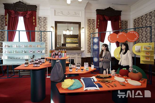 [서울=뉴시스] 최동준 기자 = 25일 서울 중구 문화역서울284에서 '서울백화점  Local to Seoul 100 Diaries' 전시가 열리고 있다.문화체육관광부와 한국공예·디자인문화진흥원이 구 서울역 개장 100주년을 기념해 마련한 이번 전시는 전국 각지의 생활문화 브랜드 100여 개를 한자리에 모아 지역 고유의 맛, 멋, 놀이 문화를 체험할 수 있도록 기획됐다. 2025.04.25. photocdj@newsis.com