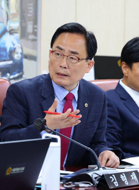 [서울=뉴시스] 김형재 시의원이 4월 22일 문화체육관광위원회에서 서울시립미술관 업무보고 후 관련 질의를 하고 있다. 2025.04.25. (사진=서울시의회 제공) *재판매 및 DB 금지