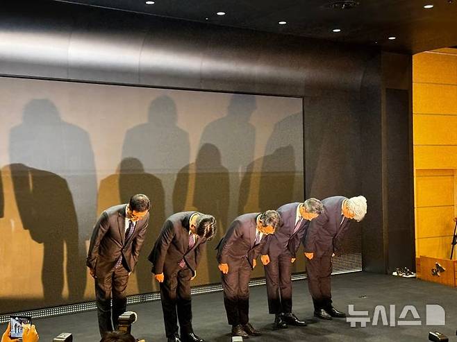 [서울=뉴시스]유영상 SK텔레콤 대표이사와 SK텔레콤 임원들이 25일 SK텔레콤 T타워 4층 SUPEX홀에서 열린 고객 정보 보호조치 강화 관련 언론설명회에서 고개 숙여 사과하고 있다. (사진=심지혜 기자) 2025.04.25.