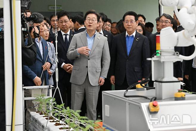 [나주=뉴시스] 이영주 기자 = 이재명 더불어민주당 대선 경선 후보가 25일 오전 전남 나주시 전남농업기술원에서 열린 '미래농업 전초기지 호남' 농업과학기술 진흥 간담회에 참여해 전남농기원의 에너지 자립형 스마트팜 연구동을 견학하고 있다. 2025.04.25. leeyj2578@newsis.com