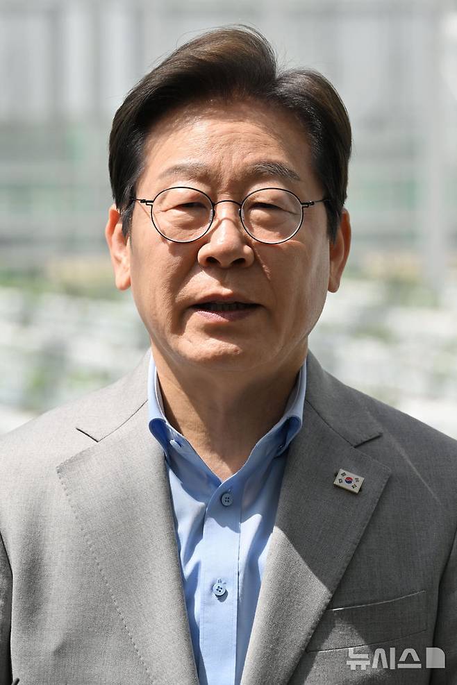 [나주=뉴시스] 이영주 기자 = 이재명 더불어민주당 대선 경선 후보가 25일 오전 전남 나주시 전남농업기술원에서 열린 '미래농업 전초기지 호남' 농업과학기술 진흥 간담회를 마친 뒤 취재진과 인터뷰하고 있다. 2025.04.25. leeyj2578@newsis.com