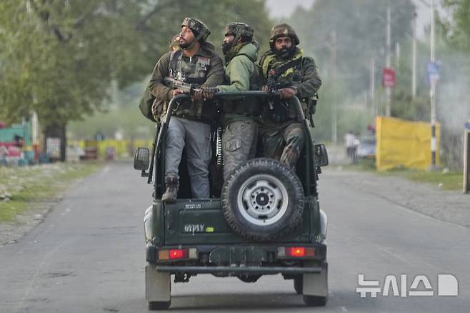 [파할감=AP/뉴시스] ﻿﻿인도령 카슈미르에서 발생한 총격테러로 인도와 파키스탄 간 긴장이 고조된 가운데 안토니우 구테흐스 유엔 사무총장은 최대한의 자제를 유지할 것을 촉구했다. 사진은 22일(현지 시간) 카슈미르 파할감에서 무장 괴한들이 관광객들에게 무차별 총격을 가한 사건 후 인도 군인들이 인근을 순찰하는 모습. 2025.04.25