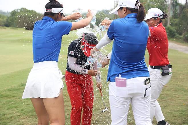 [서울=뉴시스] 골프 국가대표 정민서(한국체대)가 25일 대만 가오슝의 신이 골프클럽(파72)에서 열린 2025 대만아마추어선수권대회에서 최종 합계 11언더파 277타로 우승을 차지한 뒤 축하를 받고 있다. (사진=대한골프협회 제공) 2025.04.25. *재판매 및 DB 금지