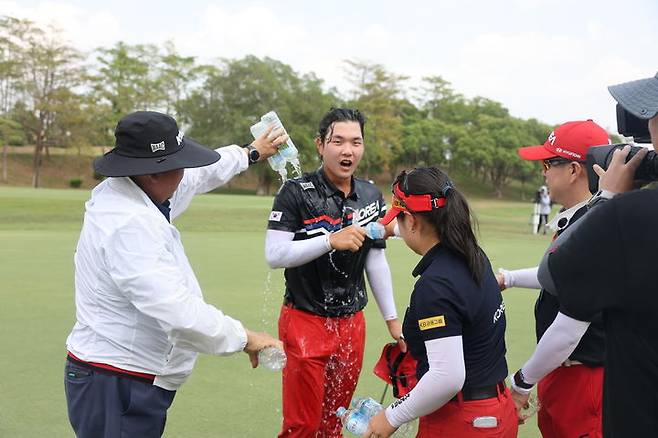 [서울=뉴시스] 골프 국가대표 김민수(호원방통고)가 25일 대만 가오슝의 신이 골프클럽(파72)에서 열린 2025 대만아마추어선수권대회에서 최종 합계 19언더파 269타로 우승을 차지한 뒤 축하를 받고 있다. (사진=대한골프협회 제공) 2025.04.25. *재판매 및 DB 금지