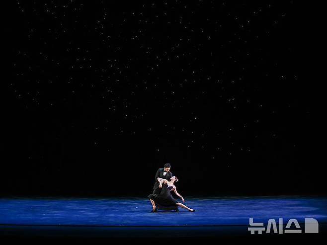 [서울=뉴시스]13년 만에 내한한 세계 최정상급 미국 국립발레단 아메리칸 발레 시어터(ABT)가 24일 저녁 서울 강남구 GS아트센터에서 갈라 공연을 펼쳤다. '시나트라 모음곡' 파드되에서 커샌드라 트레네리(오른쪽)와 헤르만 코르네호가 열연하고 있다. (사진=ⓒYOON6PHOTO·GS아트센터 제공)