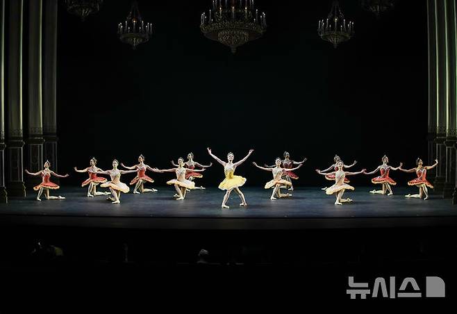 [서울=뉴시스]13년 만에 내한한 세계 최정상급 미국 국립발레단 아메리칸 발레 시어터(ABT)가 24일 저녁 서울 강남구 GS아트센터에서 갈라 공연을 펼쳤다. 차이코프스키의 '관현악 모음곡 제3번 G장조'를 바탕으로 한 '주제와 변주'에서 무용수들이 열연하고 있다. (사진=ⓒYOON6PHOTO·GS아트센터 제공)