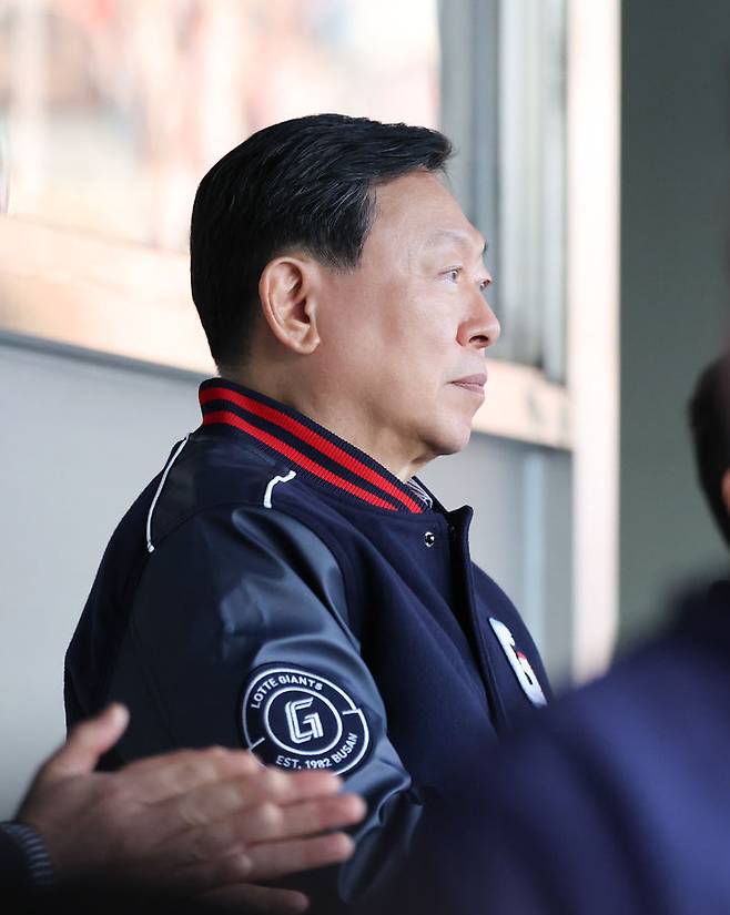 롯데 구단주인 신동빈 회장이 25일 잠실구장을 방문해 2025 신한 쏠뱅크 KBO리그 롯데-두산 베어스전을 관람하고 있다. 2025.04.25. (사진=롯데 제공) *재판매 및 DB 금지