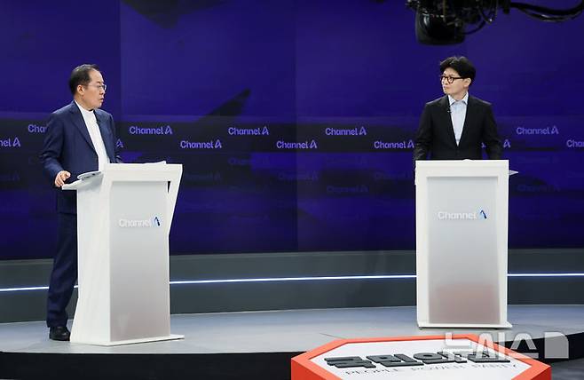 [서울=뉴시스] 국회사진기자단= 25일 오후 종로구 동아미디어센터 채널A스튜디오에서 국민의힘 대선 2차 경선 진출자인 한동훈, 홍준표(왼쪽) 후보가 토론 시작을 기다리고 있다. 2025.04.25. photo@newsis.com