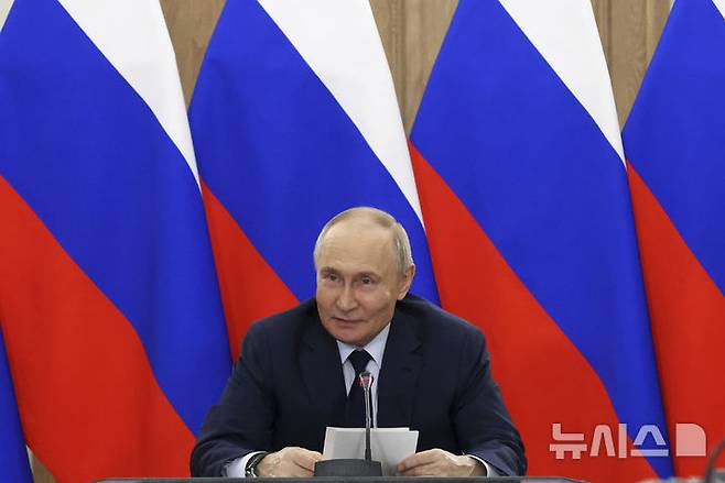 [모스크바=AP/뉴시스] 블라디미르 푸틴 러시아 대통령이 16일(현지 시간) 모스크바에 있는 바우만 모스크바 국립공대에서 열린 우주 비행 전략 개발 회의에 참석해 발언하고 있다.  2025.04.17.